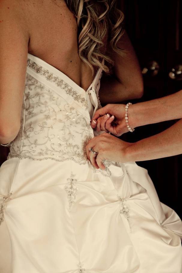 wedding-dress-fittings-who-should-you-bring-wedding-fanatic