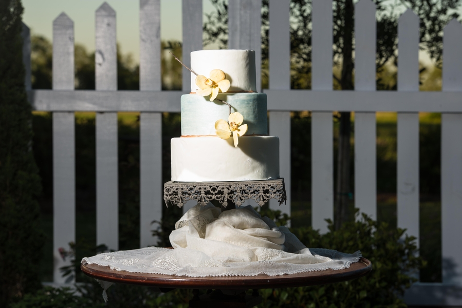 The Beauty of Simple Wedding Cakes