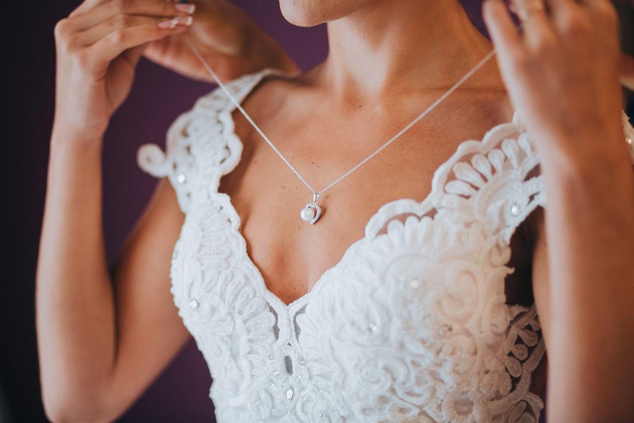 9 Tips for Picking Jewelry for Your Wedding Day