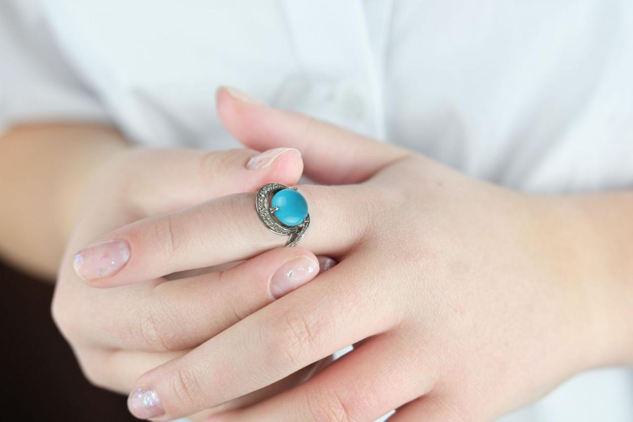 Opal Engagement Rings Buying Guide: Styles, Colors, and Care Tips